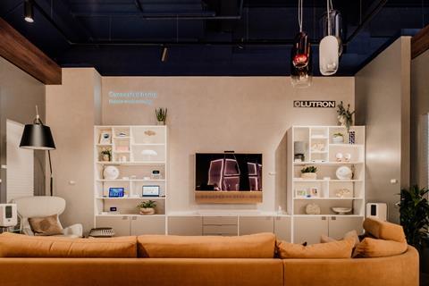 Situ Live connected home display